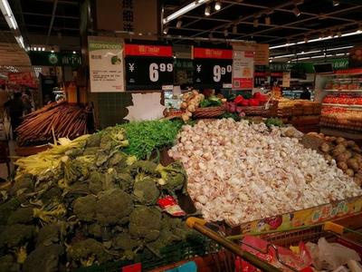 興高采烈進(jìn)南寧農(nóng)副產(chǎn)品平價(jià)專營(yíng)區(qū)，一看價(jià)格讓人哭笑不得